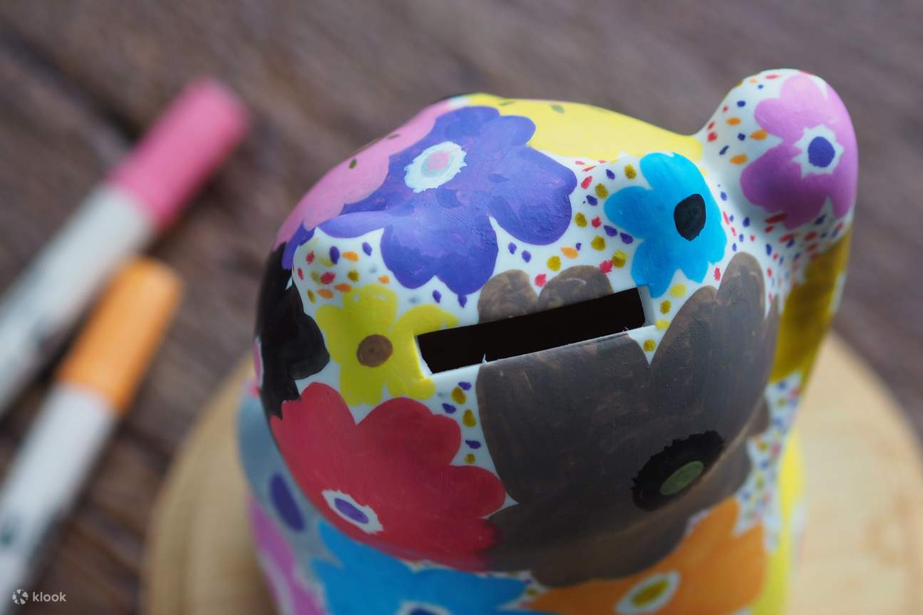 Esperienza artigianale di ceramica creativa per la prosperità: Gatto dorato e Taiwanese God of Wealth dipinti a mano